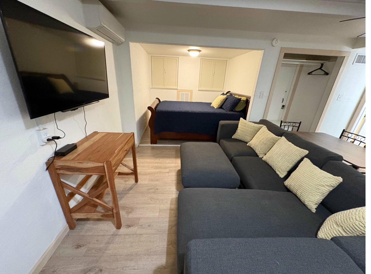 Half Dome Haven open plan studio — cozy private interior Yosemite West