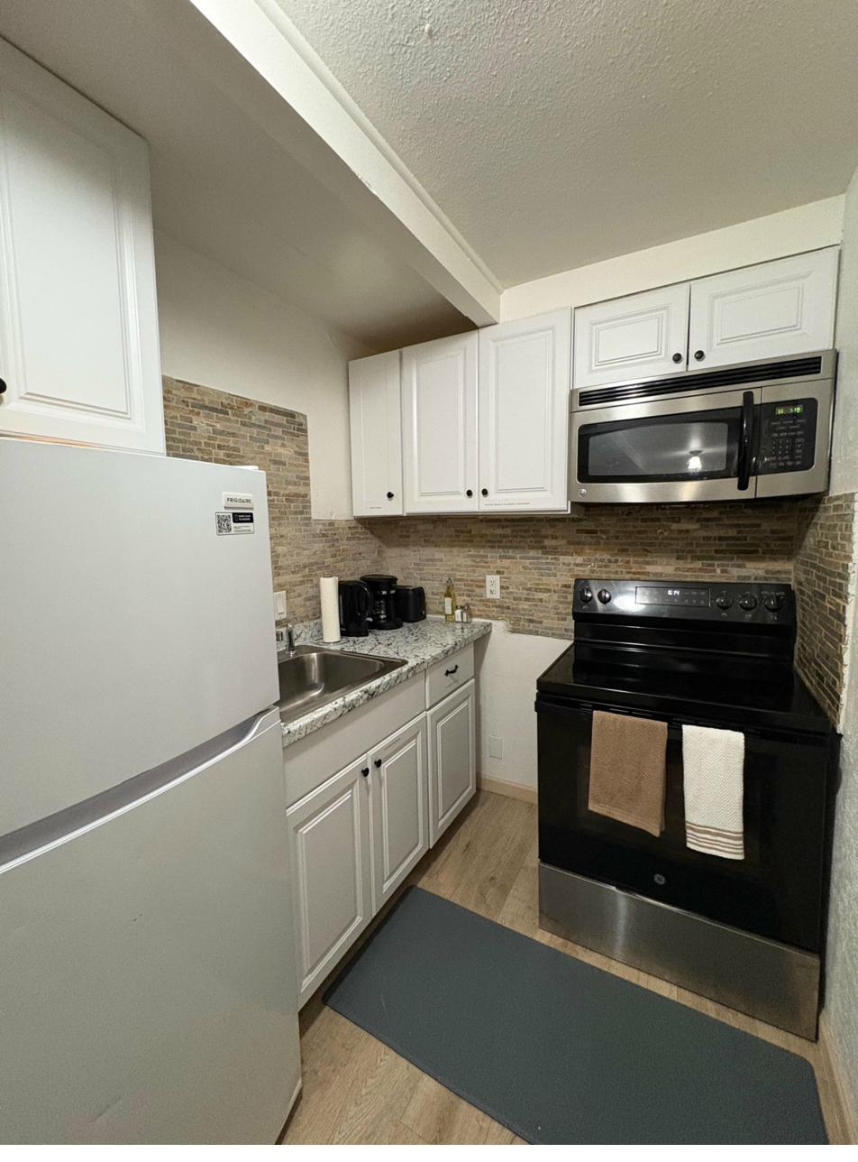 Half Dome Haven kitchen with GE appliances and stone backsplash